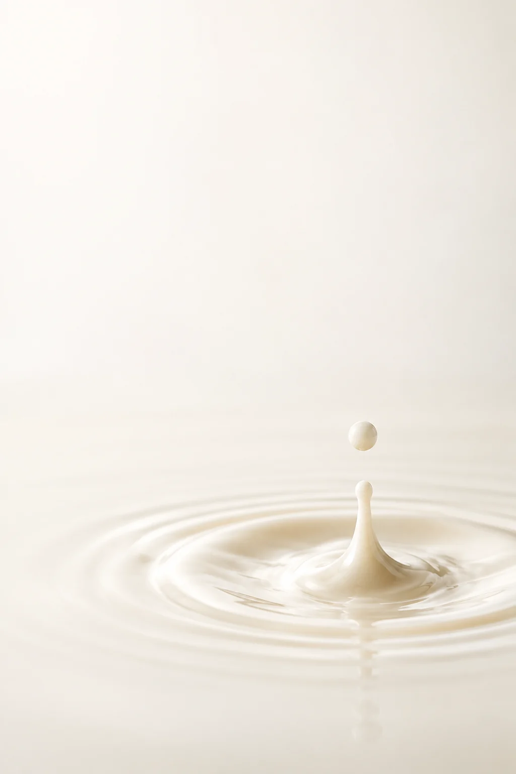Una goccia di siero di latte sulla superficie dell’acqua